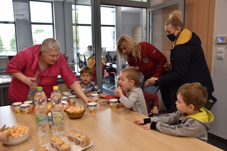  Jeżyki z Zielonego Zakątka poznawały prace dziennikarza 