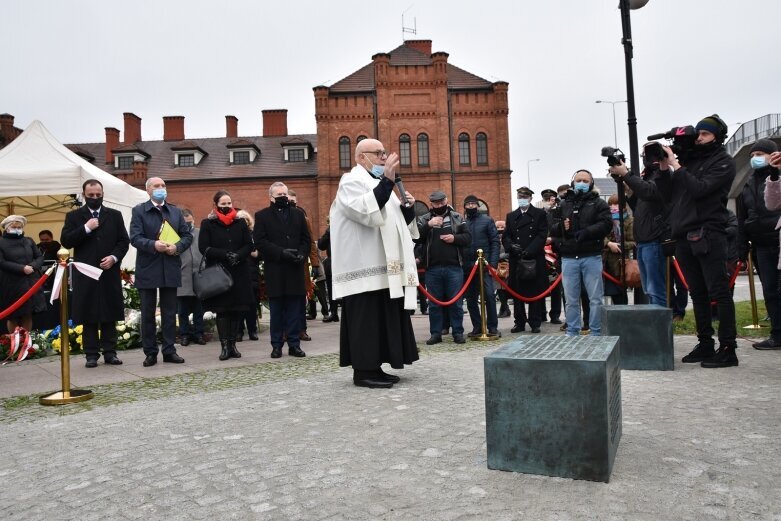  Minister Piotr Gliński na uroczystości odsłonięcia pomnika w Skierniewicach 