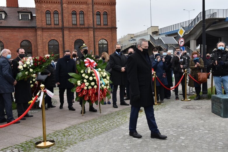  Minister Piotr Gliński na uroczystości odsłonięcia pomnika w Skierniewicach 