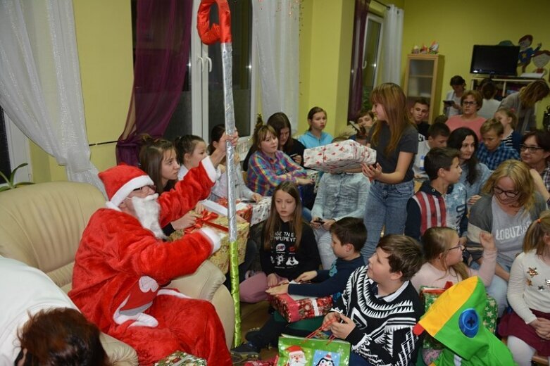  Ogrom prezentów, a radości jeszcze więcej. Tutaj kochają dzieci. Zdjęcia i VIDEO 