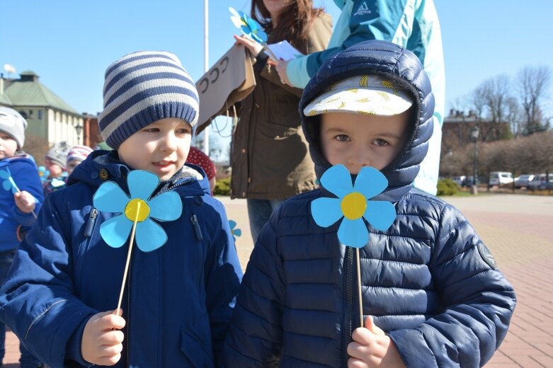  Przedszkolaki przyniosły niebieskie kwiatki. Dlaczego? 