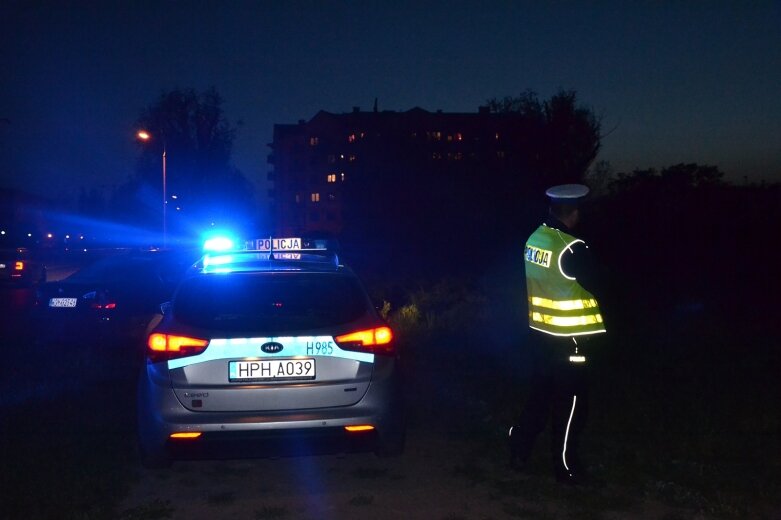  Akcja służb w pobliżu Parkingowej w Żyrardowie. Na miejscu policja, straż pożarna, straż miejska, pogotowie, saperzy.  