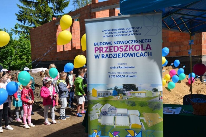  Spełnia się marzenie dzieci z gminy Radziejowice o nowym przedszkolu 