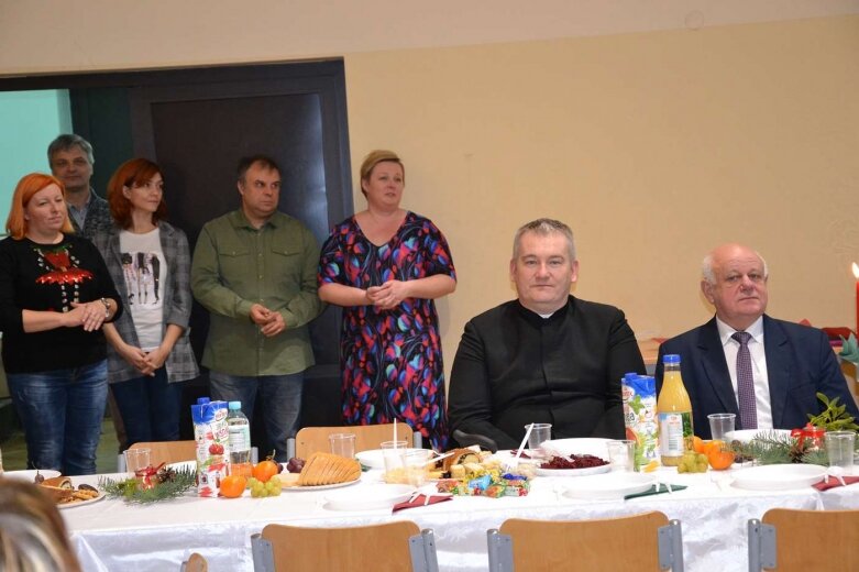  Bądźmy sobie bliscy, mówił ksiądz Zbigniew Borkowski podczas spotkania wigilijnego w Puszczy Mariańskiej 