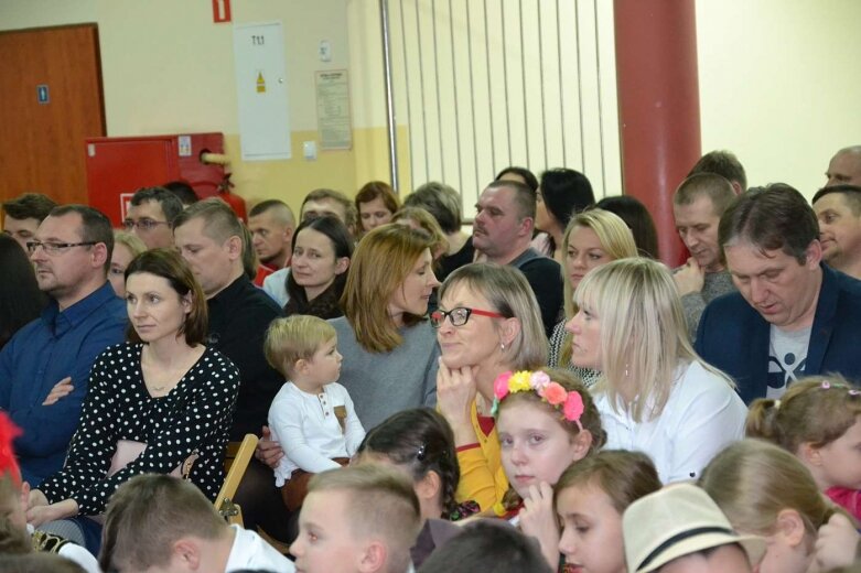  Koncert świąteczny z akcją charytatywną w radziejowickiej szkole 