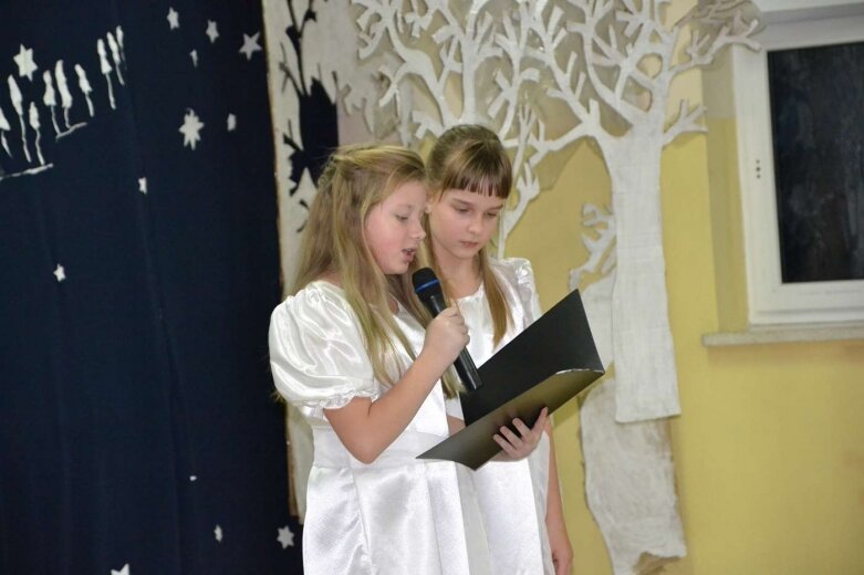  Koncert świąteczny z akcją charytatywną w radziejowickiej szkole 