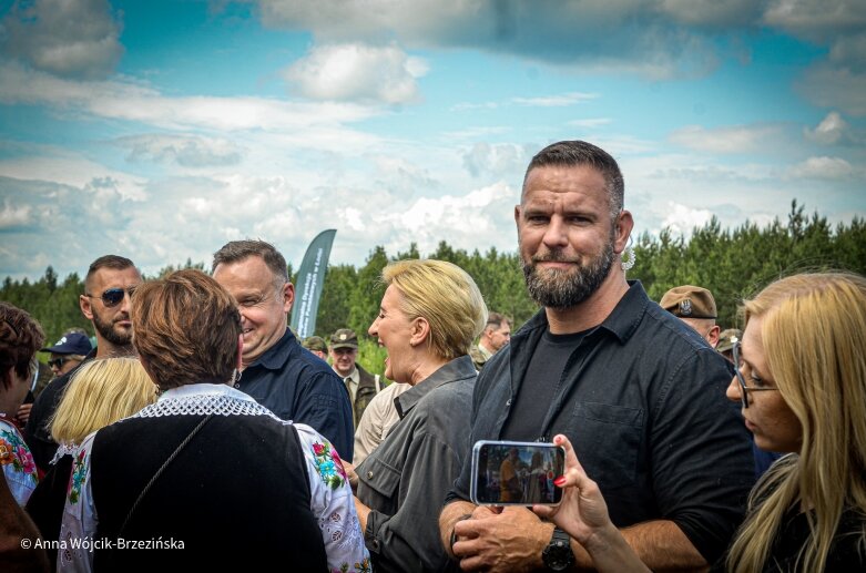  Selfie z prezydencką parą. Prezydent Andrzej Duda pod Skierniewicami sprzątał las 
