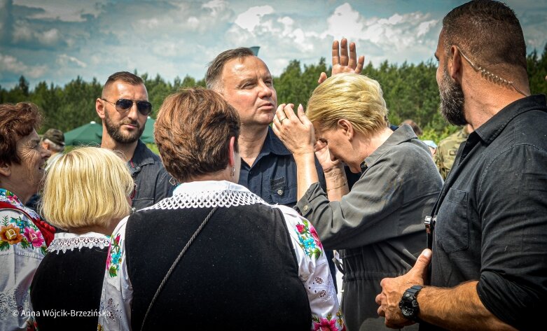  Selfie z prezydencką parą. Prezydent Andrzej Duda pod Skierniewicami sprzątał las 