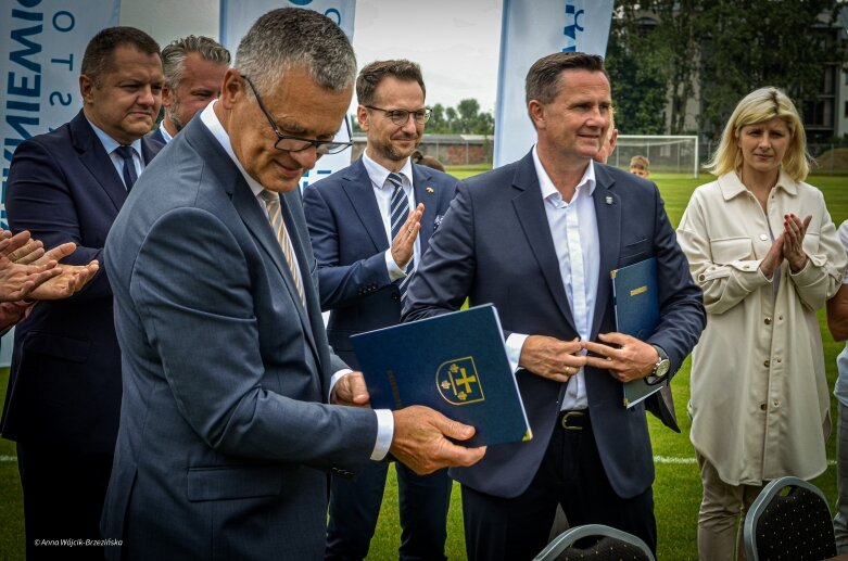  Umowa podpisana. Mirbud przebuduje miejski stadion w Skierniewicach 