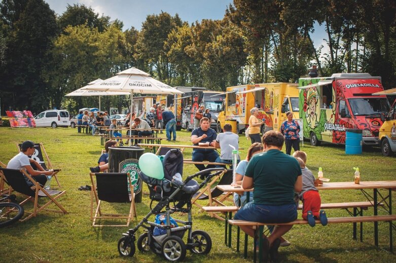   Foodtrucki na pasażu Nurzyńskiego w Skierniewicach  