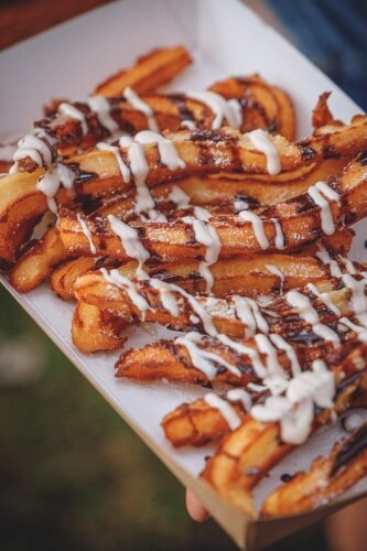   Foodtrucki na pasażu Nurzyńskiego w Skierniewicach  