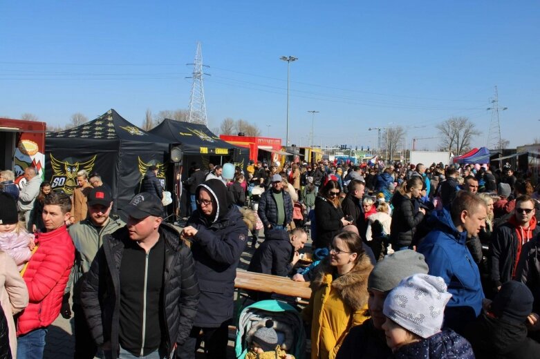   Foodtrucki na pasażu Nurzyńskiego w Skierniewicach  