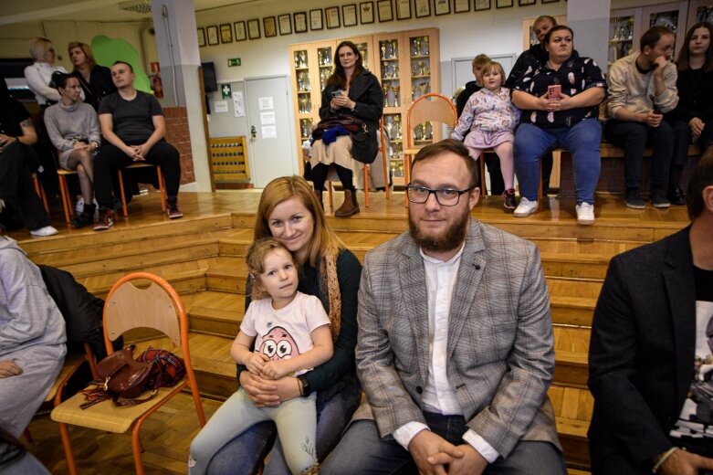  Pierwszaki oficjalnie w szkolnej rodzinie. Pasowanie w SP nr 9 w Skierniewicach 