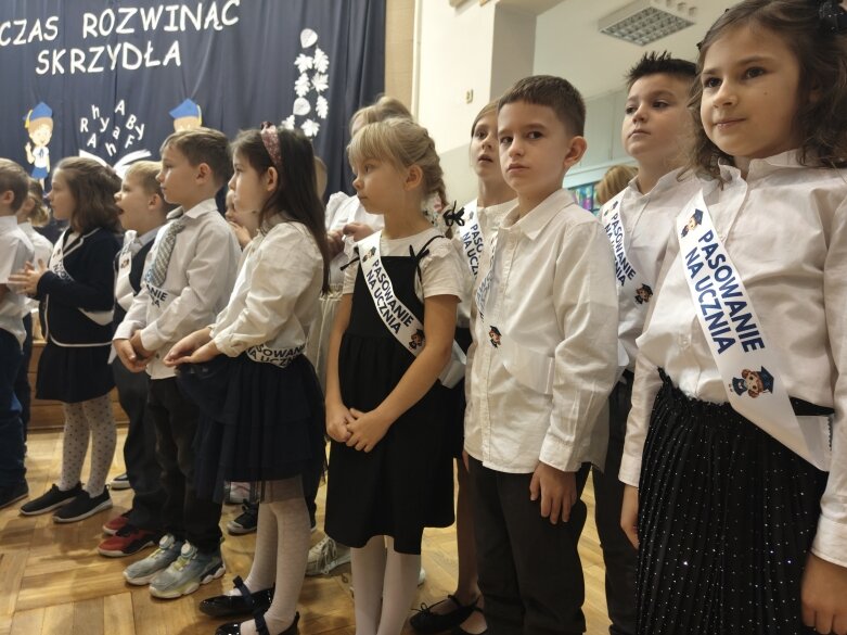  Pierwszaki oficjalnie w szkolnej rodzinie. Pasowanie w SP nr 9 w Skierniewicach 