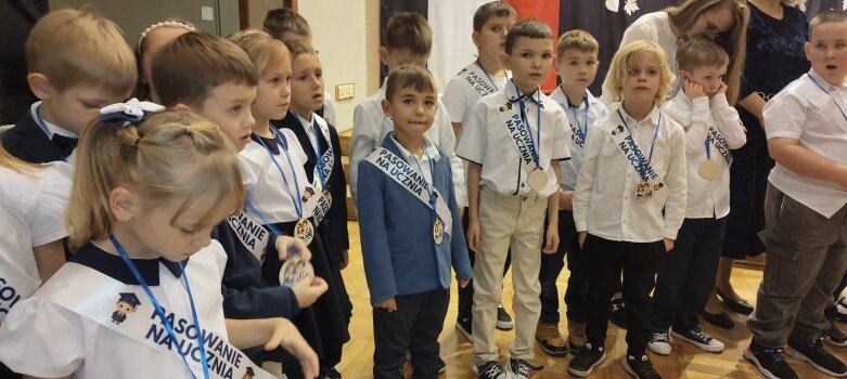  Pierwszaki oficjalnie w szkolnej rodzinie. Pasowanie w SP nr 9 w Skierniewicach 