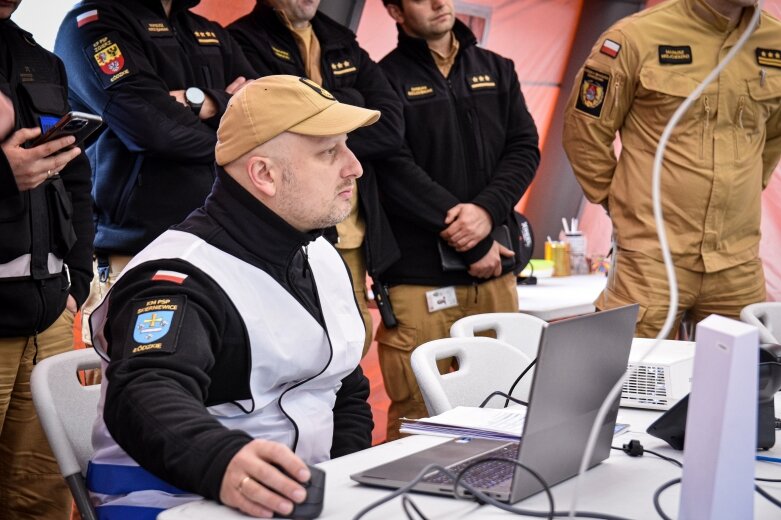  Strażacy z całego regionu ćwiczą w Makowie. 22 zastępy PSP w akcji w lesie Zwierzyniec 