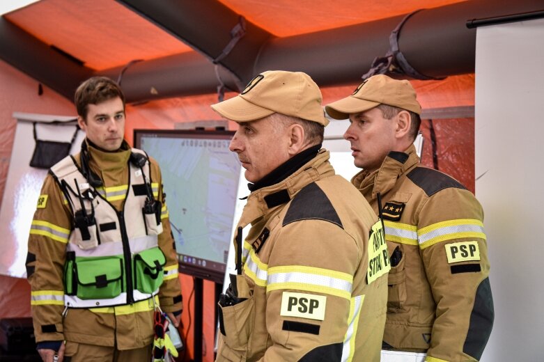  Strażacy z całego regionu ćwiczą w Makowie. 22 zastępy PSP w akcji w lesie Zwierzyniec 