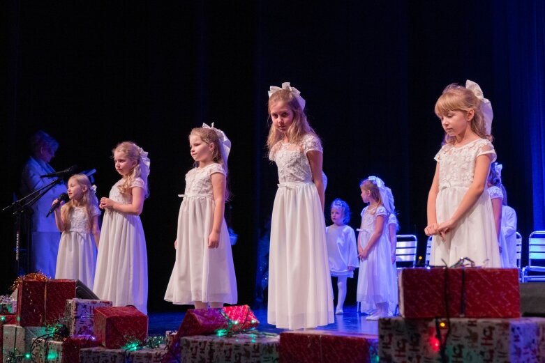  BIAŁE ŚWIĘTA na scenie CKiS w Skierniewicach 