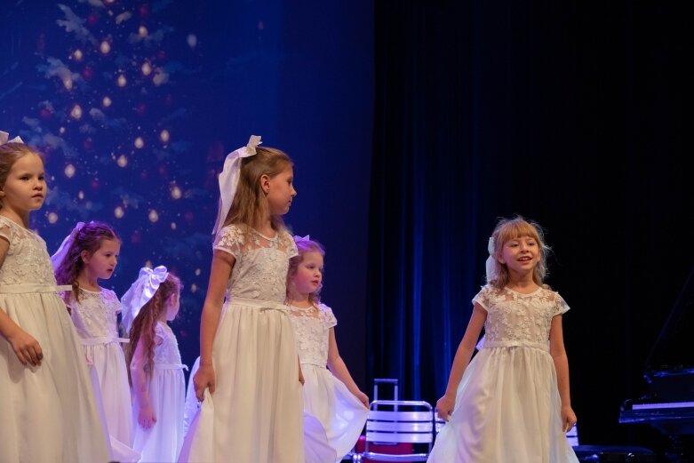  BIAŁE ŚWIĘTA na scenie CKiS w Skierniewicach 