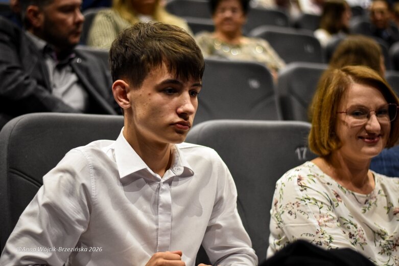  Ponad 250 uczniów odebrało stypendia Prezydenta Miasta Skierniewice 