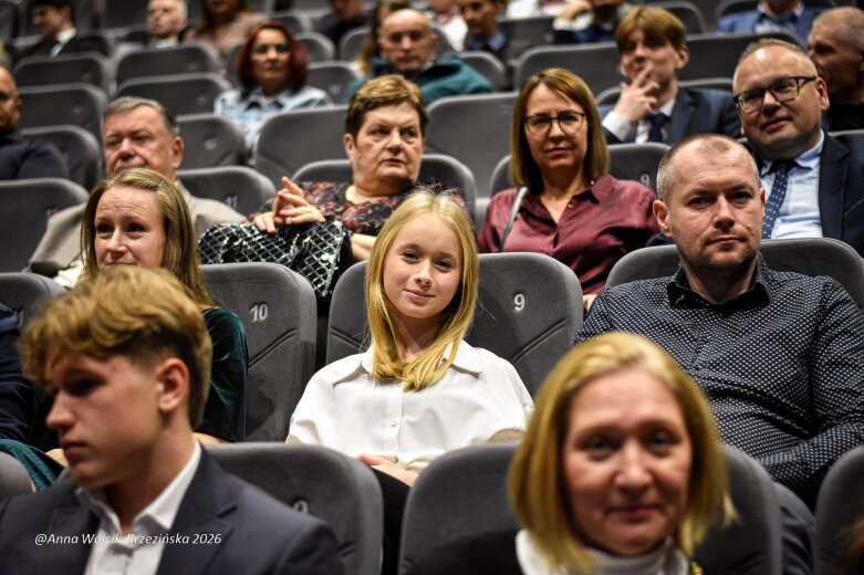  Ponad 250 uczniów odebrało stypendia Prezydenta Miasta Skierniewice 